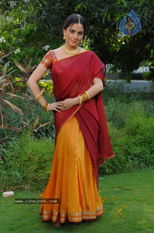 Shraddha Arya Spicy Gallery - 21 / 45 photos