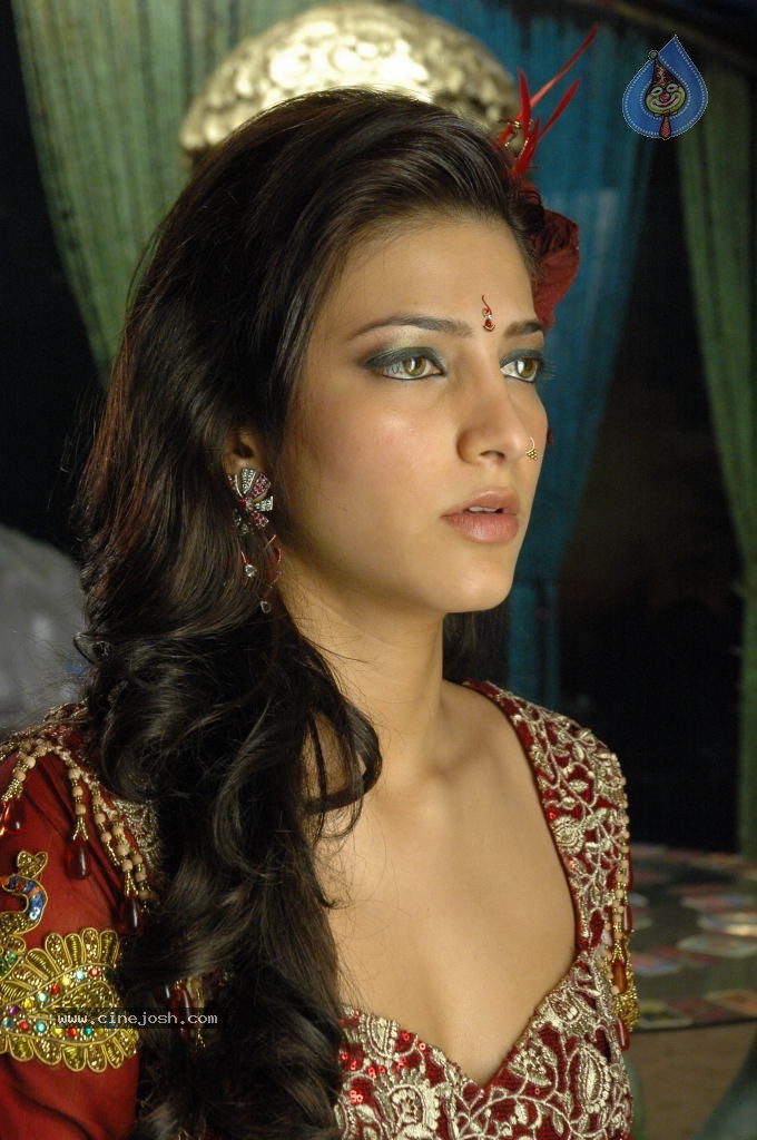 Shruti Hassan Spciy Photos - 1 / 83 photos