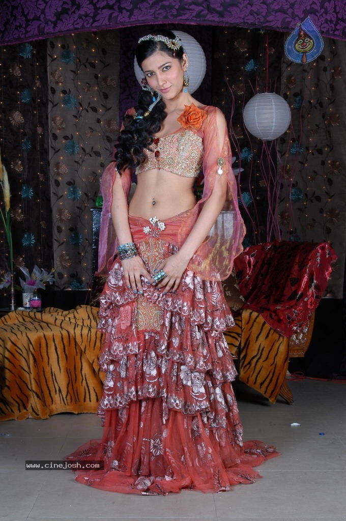 Shruti Hassan Spciy Photos - 31 / 83 photos