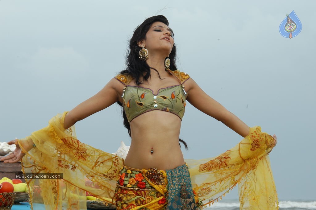 Shruti Hassan Spciy Photos - 32 / 83 photos