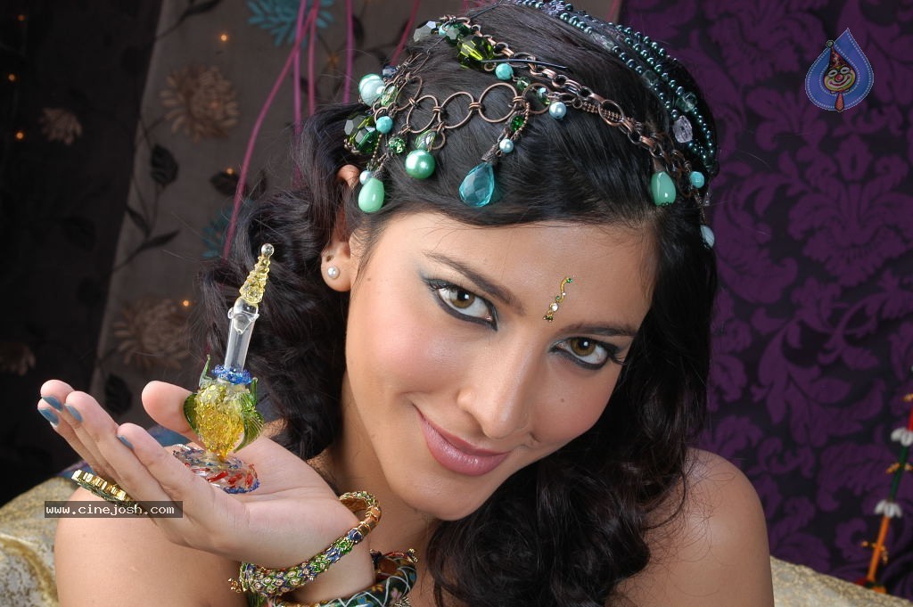 Shruti Hassan Spciy Photos - 42 / 83 photos