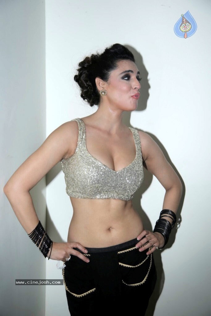 Shweta Bhardwaj Hot Photos - 1 / 20 photos