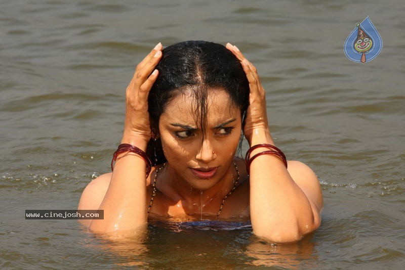 Shweta Menon Spicy Stills - 8 / 52 photos
