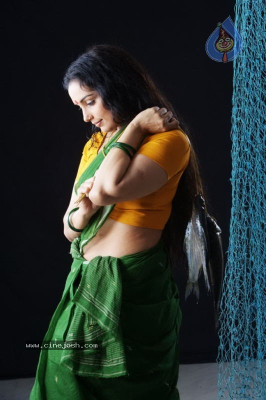 Shweta Menon Spicy Stills - 25 / 52 photos