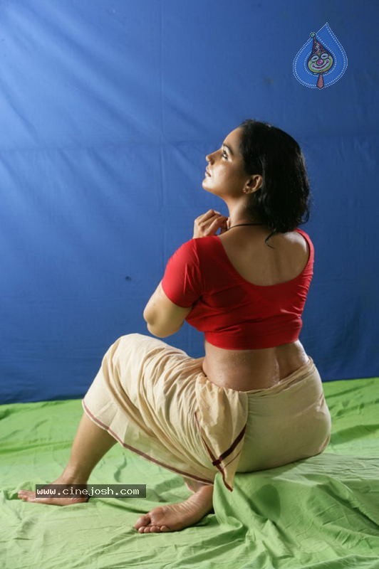 Shweta Menon Spicy Stills - 26 / 52 photos