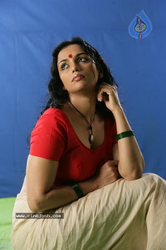 Shweta Menon Spicy Stills - 39 / 52 photos