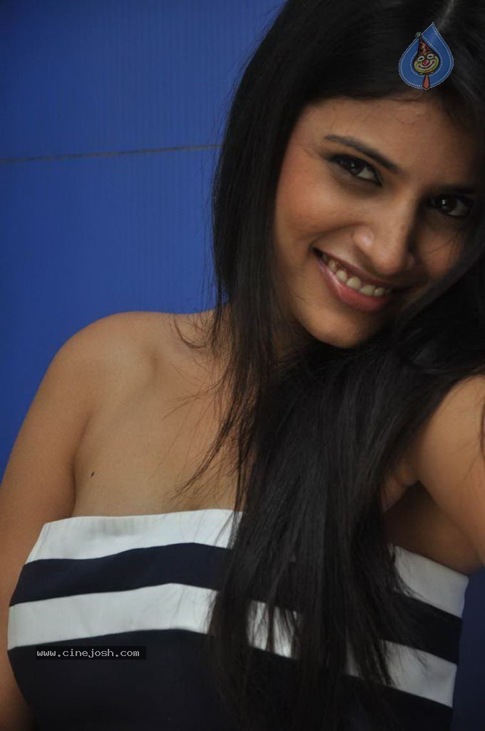 Shweta Pandit Hot Stills - 33 / 88 photos
