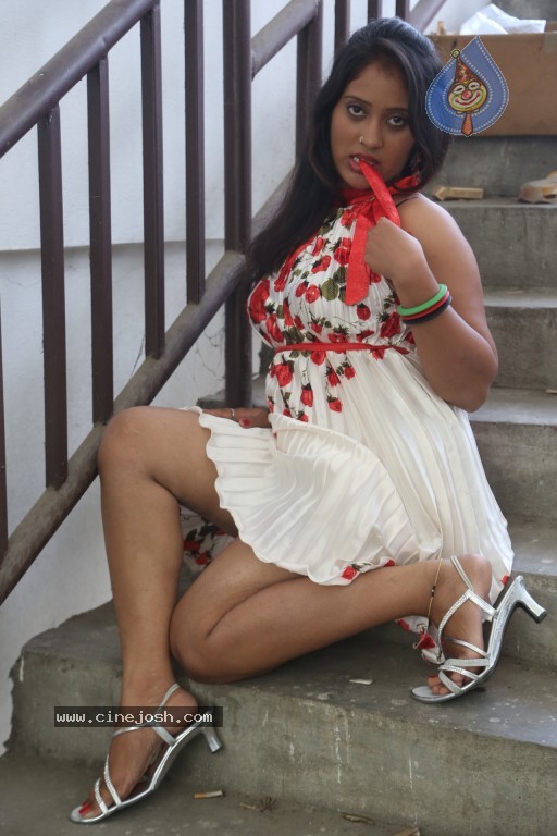 Sindhu Sri Hot Stills - 11 / 129 photos