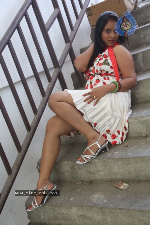 Sindhu Sri Hot Stills - 18 / 129 photos