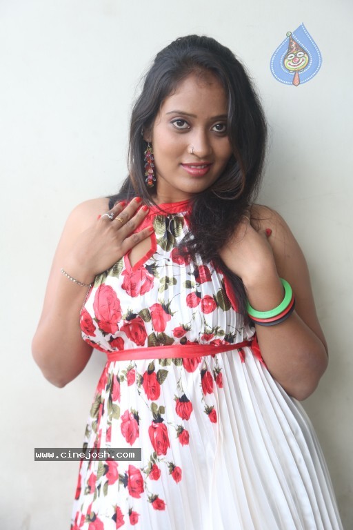 Sindhu Sri Hot Stills - 19 / 129 photos