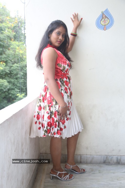 Sindhu Sri Hot Stills - 20 / 129 photos