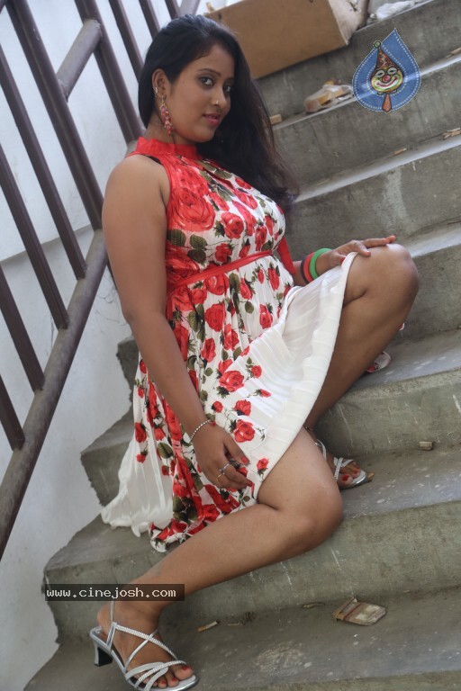 Sindhu Sri Hot Stills - 28 / 129 photos