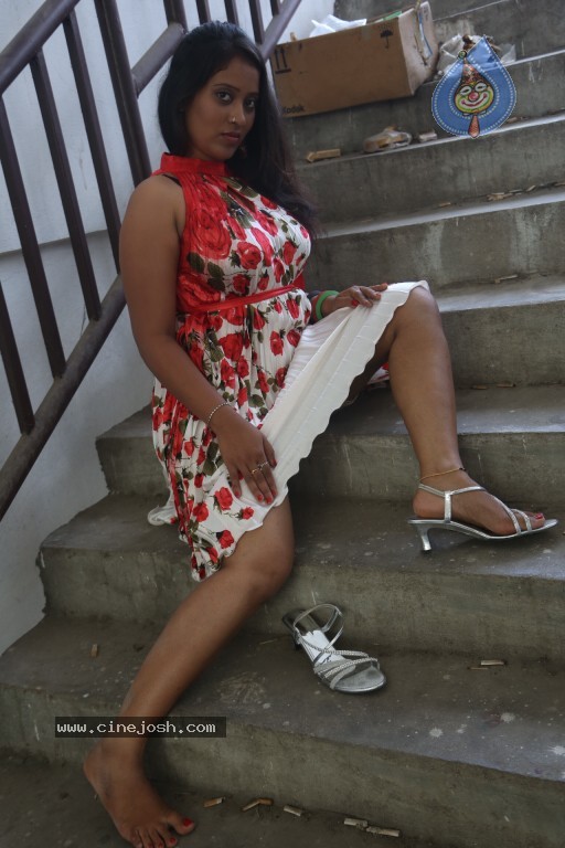 Sindhu Sri Hot Stills - 52 / 129 photos