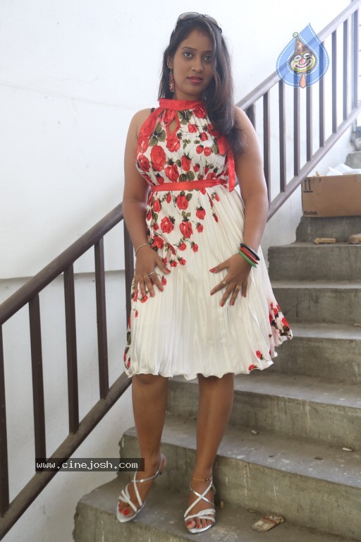 Sindhu Sri Hot Stills - 119 / 129 photos