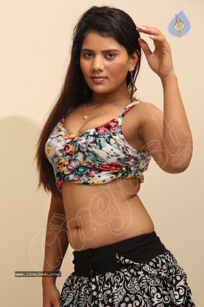 Siri Hot Stills - 41 / 114 photos