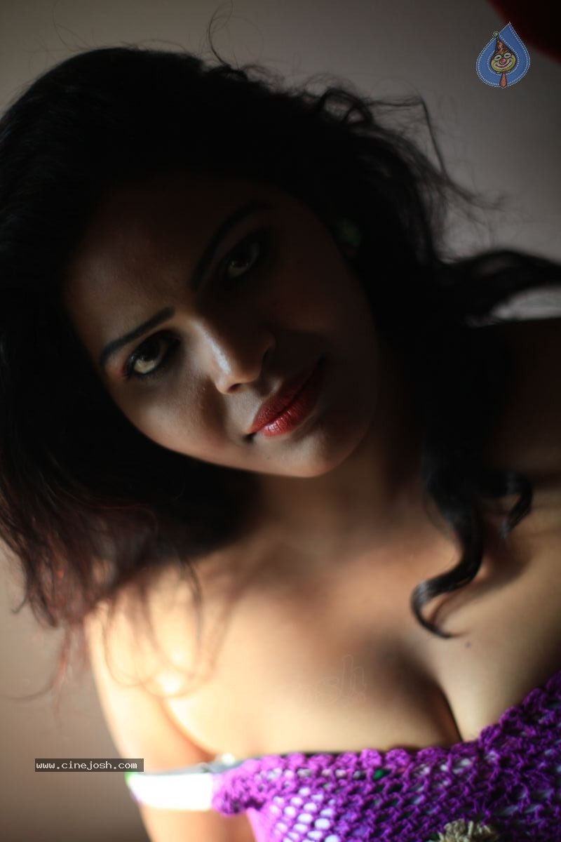 Sithara Hot Photos - 22 / 40 photos