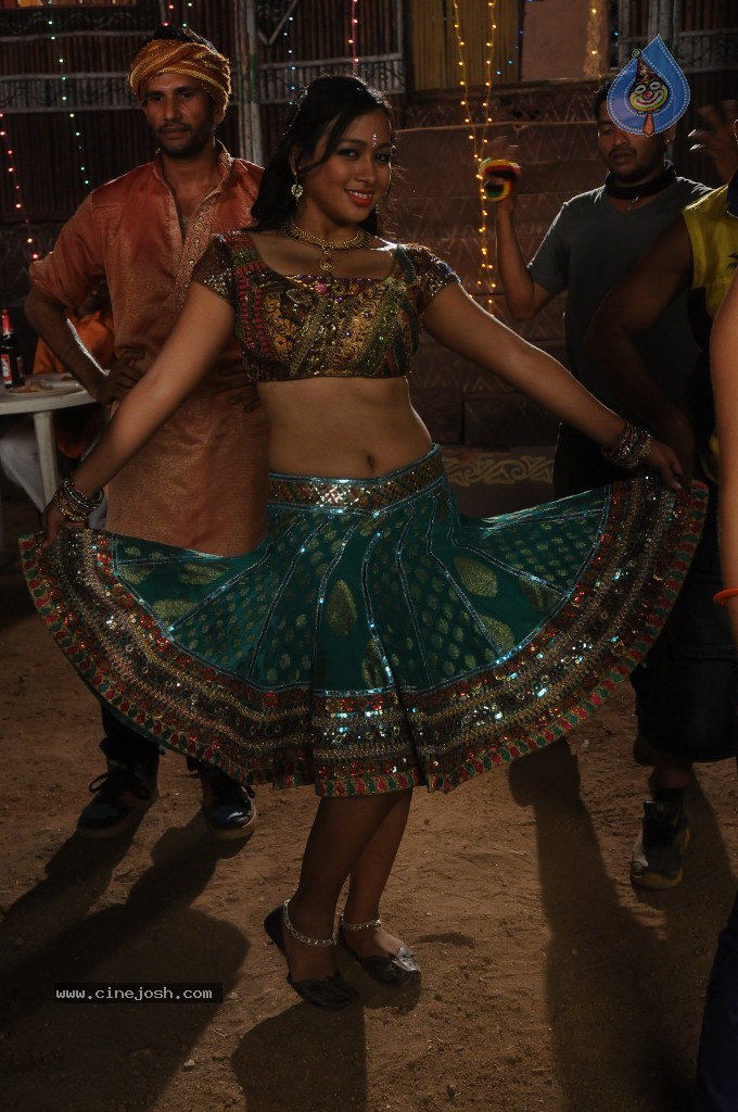 Sneha New Spicy Pics - 24 / 36 photos