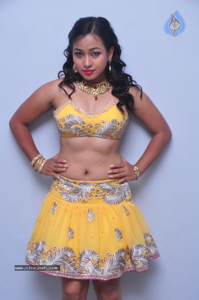 Sneha Spicy Stills - 29 / 85 photos