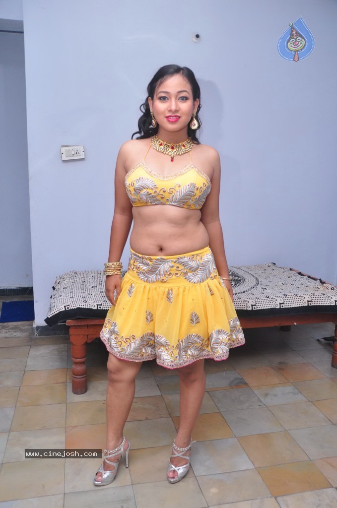 Sneha Spicy Stills - 33 / 85 photos