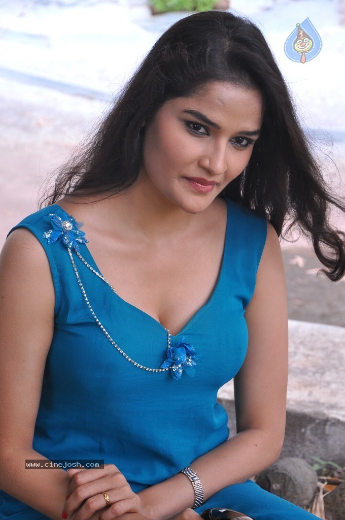 Sneha Thakur Hot Photos - 23 / 117 photos
