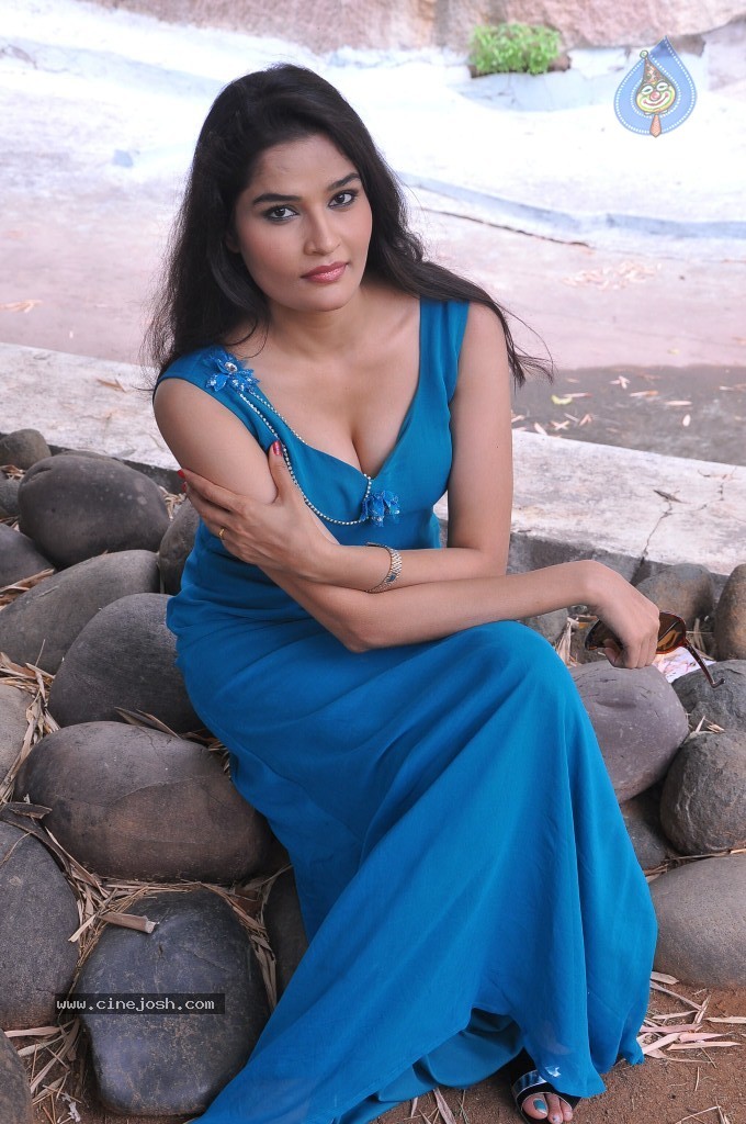 Sneha Thakur Hot Photos - 24 / 117 photos