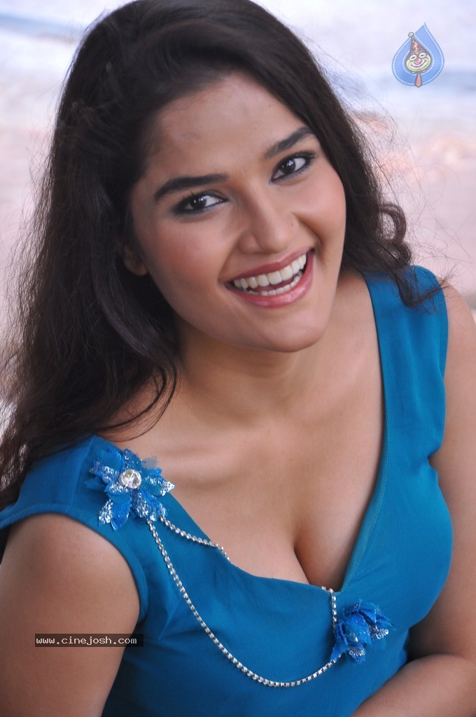 Sneha Thakur Hot Photos - 25 / 117 photos