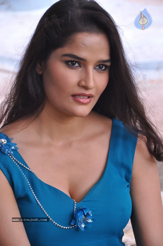 Sneha Thakur Hot Photos - 33 / 117 photos