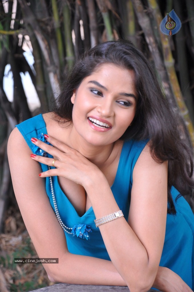Sneha Thakur Hot Photos - 52 / 117 photos