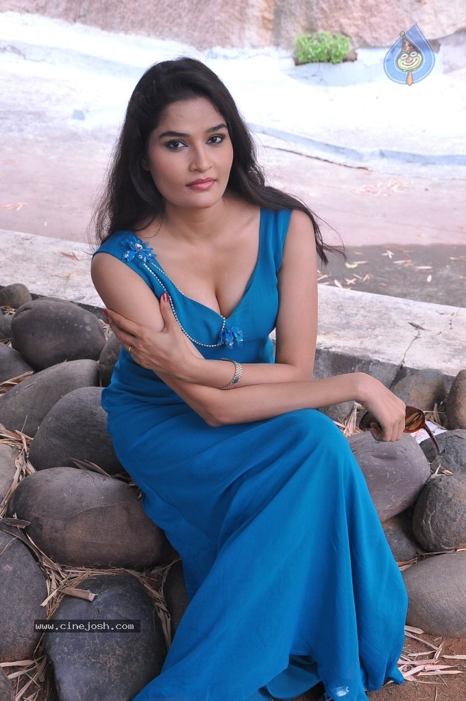 Sneha Thakur Hot Photos - 58 / 117 photos