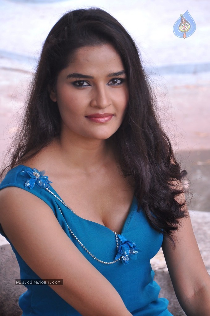 Sneha Thakur Hot Photos - 94 / 117 photos