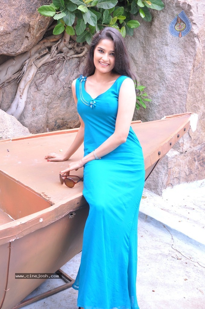 Sneha Thakur Hot Photos - 96 / 117 photos