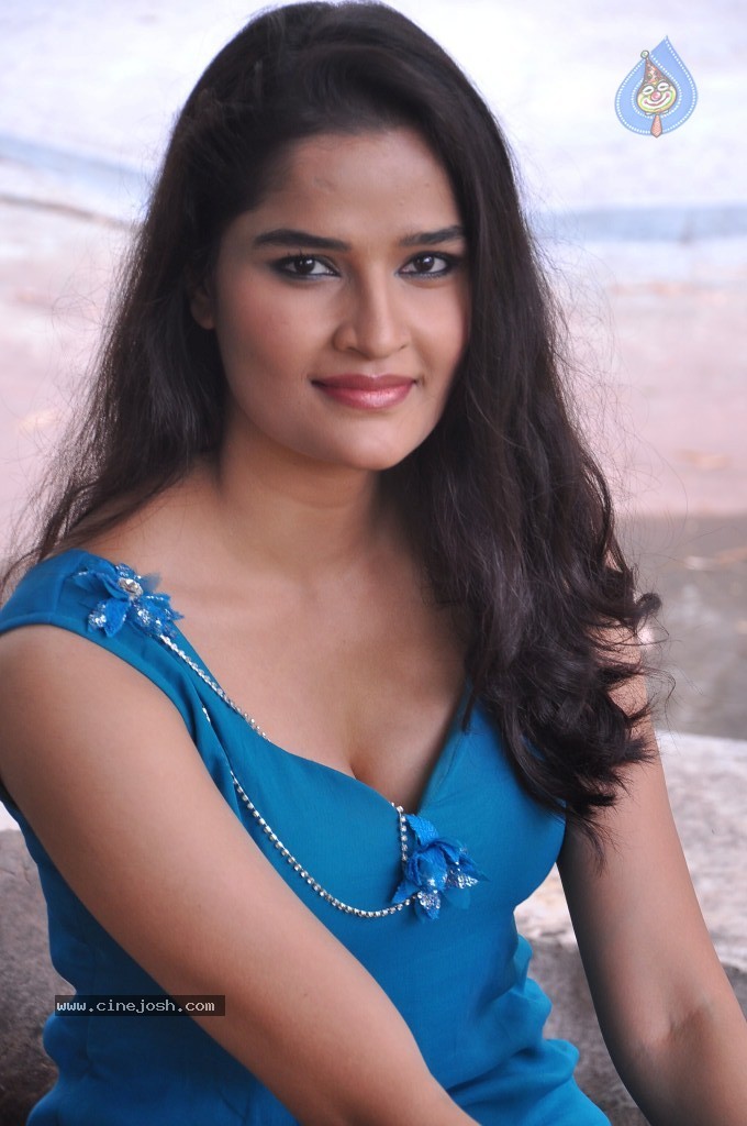 Sneha Thakur Hot Photos - 104 / 117 photos