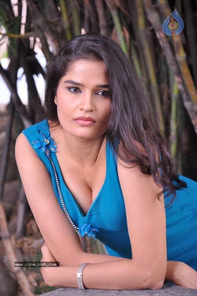 Sneha Thakur Hot Photos - 105 / 117 photos