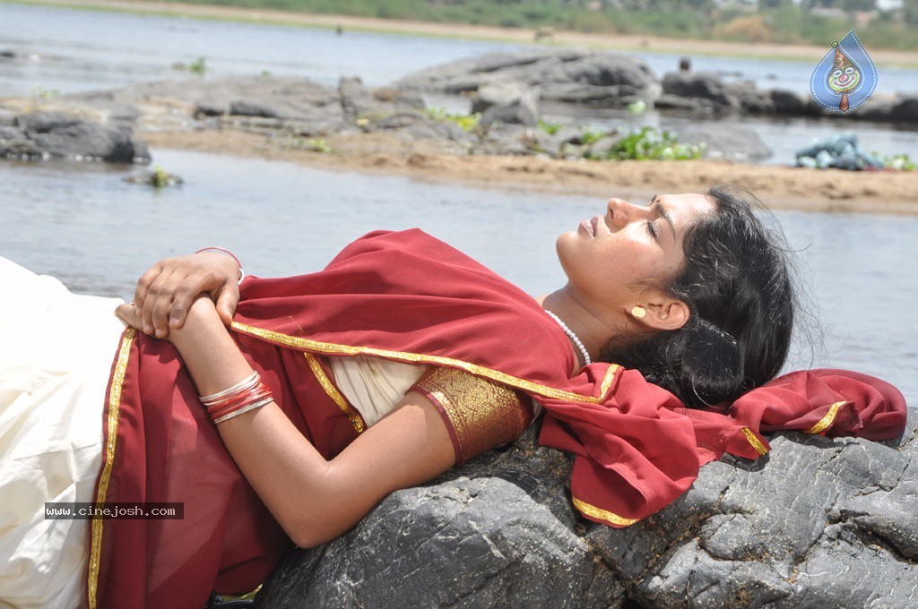 Sokkali Tamil Movie Hot Stills - 54 / 86 photos