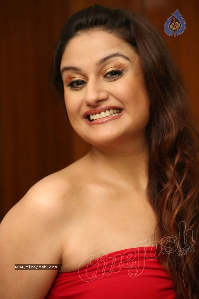 Sonia Agarwal Hot Gallery - 77 / 90 photos