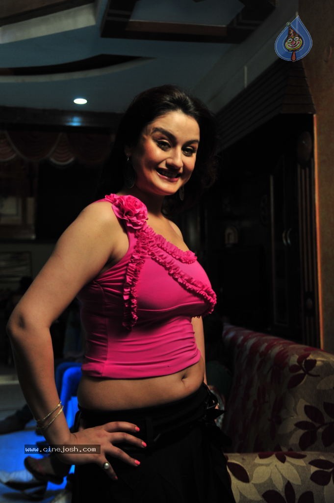 Sonia Agarwal Hot Pics - 11 / 58 photos