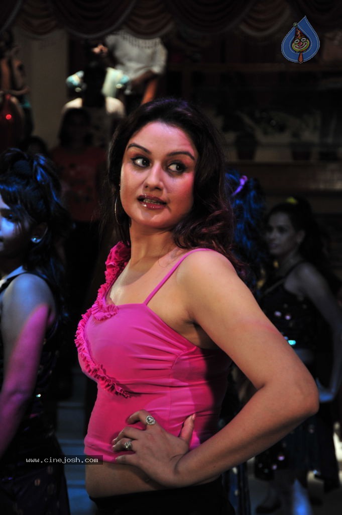 Sonia Agarwal Hot Pics - 37 / 58 photos