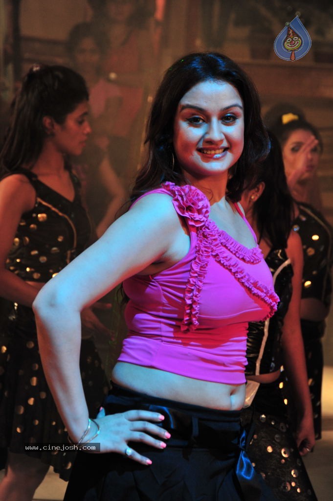 Sonia Agarwal Hot Pics - 40 / 58 photos
