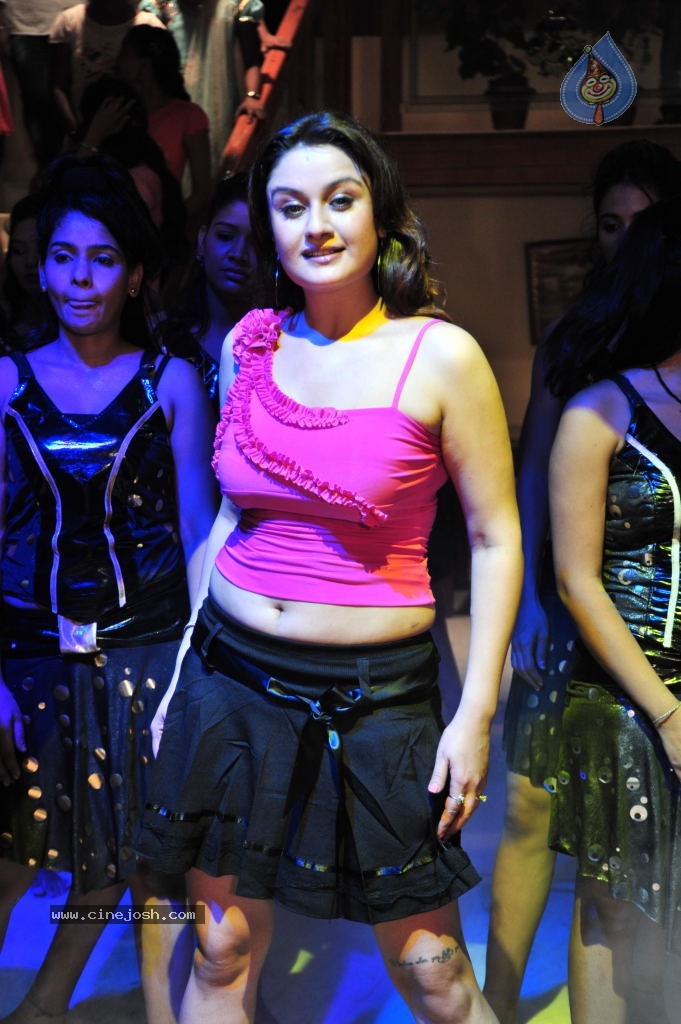 Sonia Agarwal Hot Pics - 43 / 58 photos