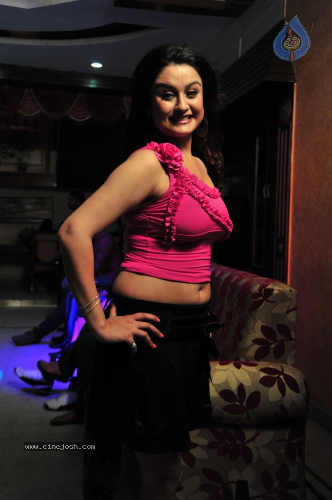 Sonia Agarwal Hot Pics - 44 / 58 photos