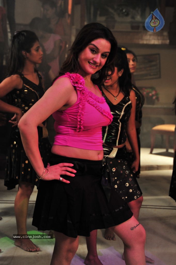 Sonia Agarwal Hot Pics - 54 / 58 photos