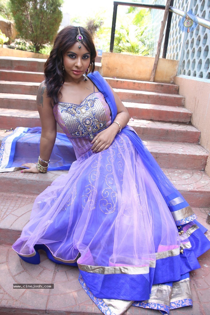 Sri Reddy Spicy Stills - 71 / 150 photos