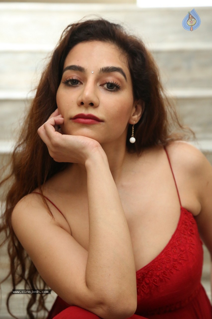 Surabhi Hot Stills - 28 / 78 photos