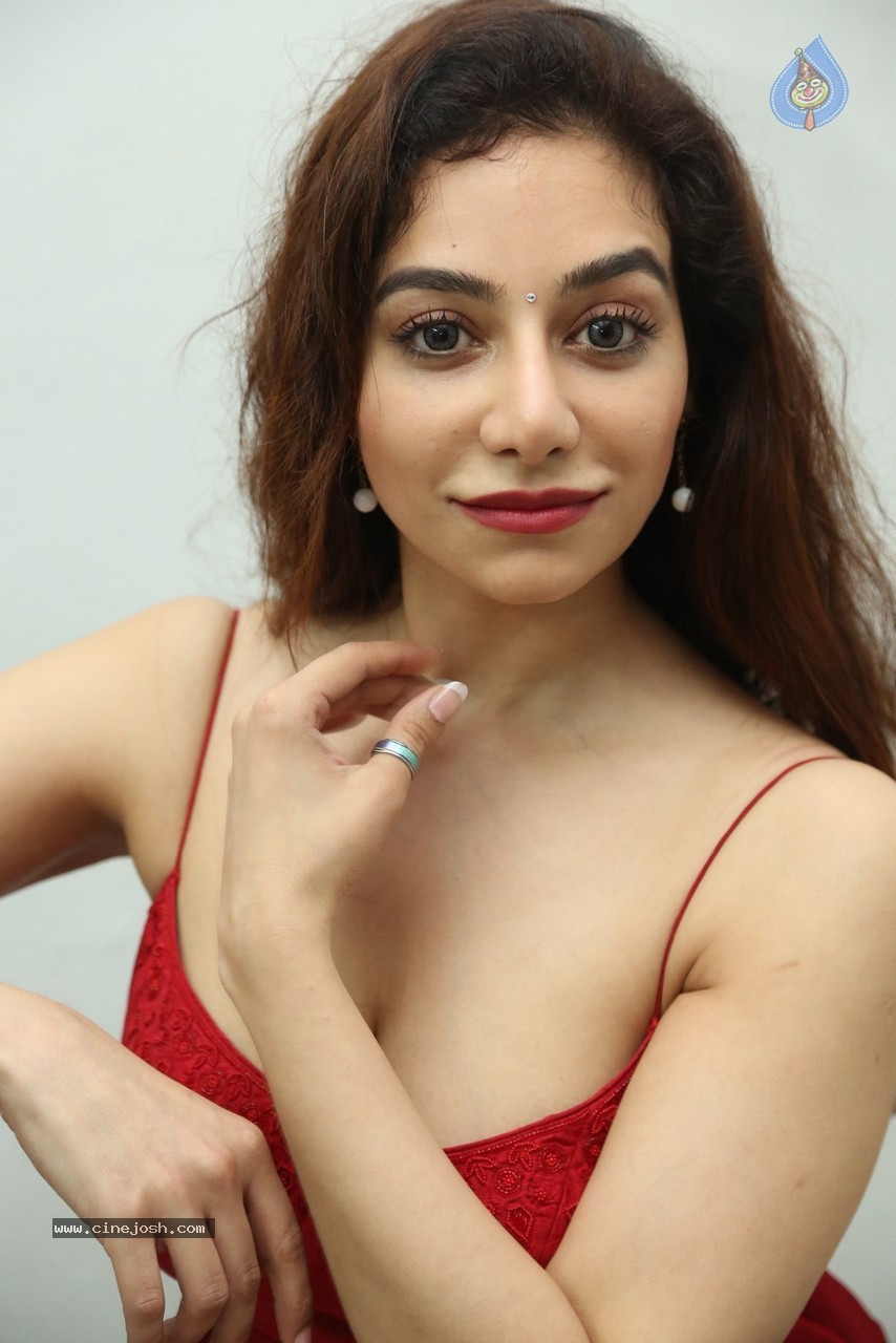 Surabhi Hot Stills - 51 / 78 photos