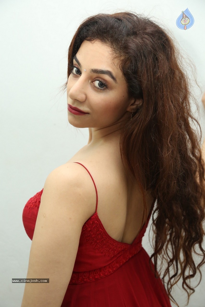 Surabhi Hot Stills - 68 / 78 photos