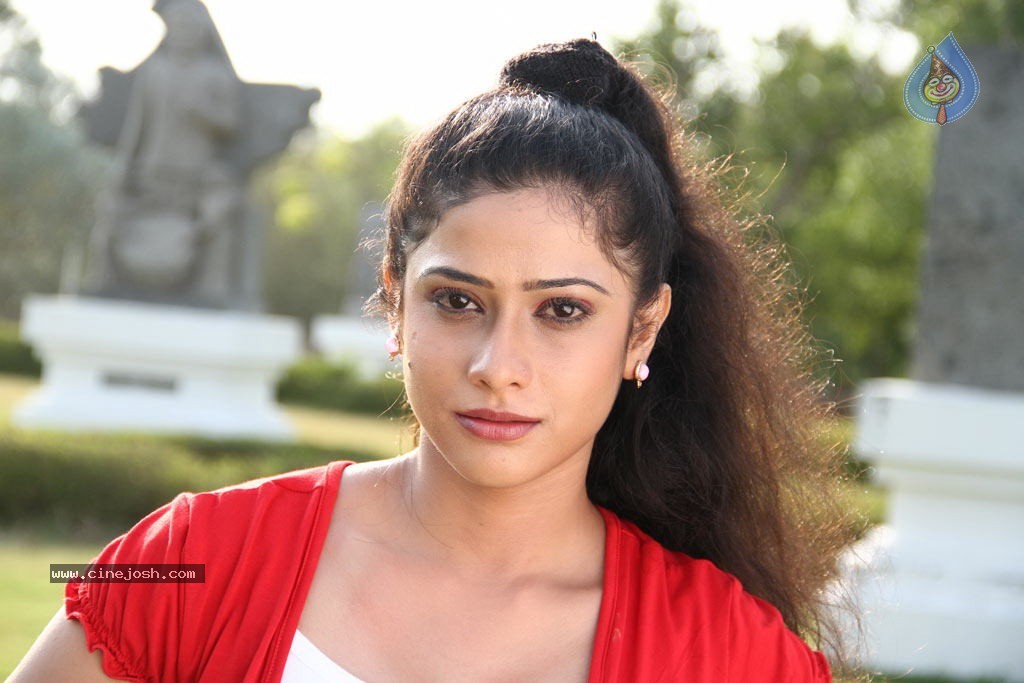 Sutta Pazham Sudatha Pazham Tamil Movie Hot Stills - 11 / 51 photos