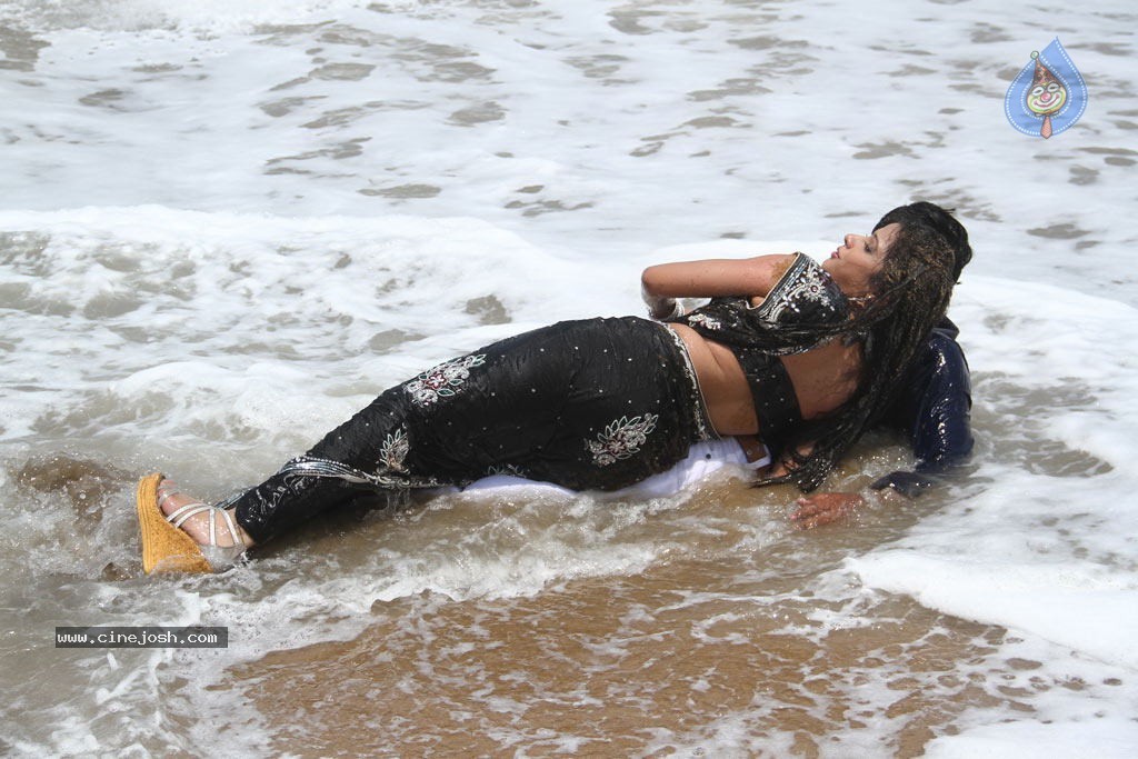 Sutta Pazham Sudatha Pazham Tamil Movie Hot Stills - 36 / 51 photos