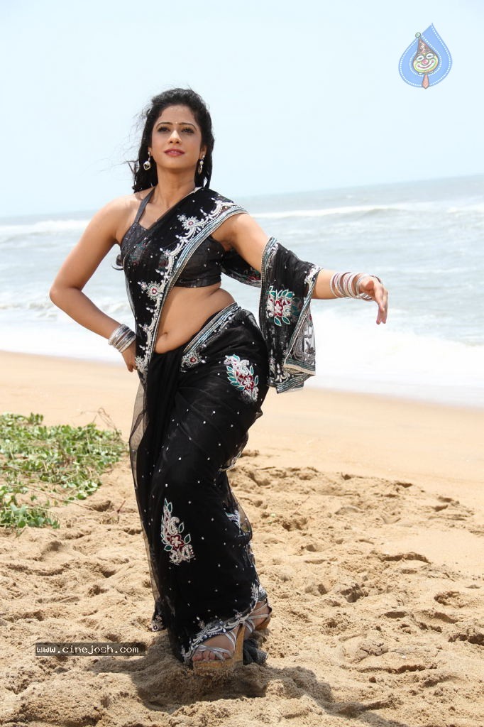 Sutta Pazham Sudatha Pazham Tamil Movie Hot Stills - 45 / 51 photos