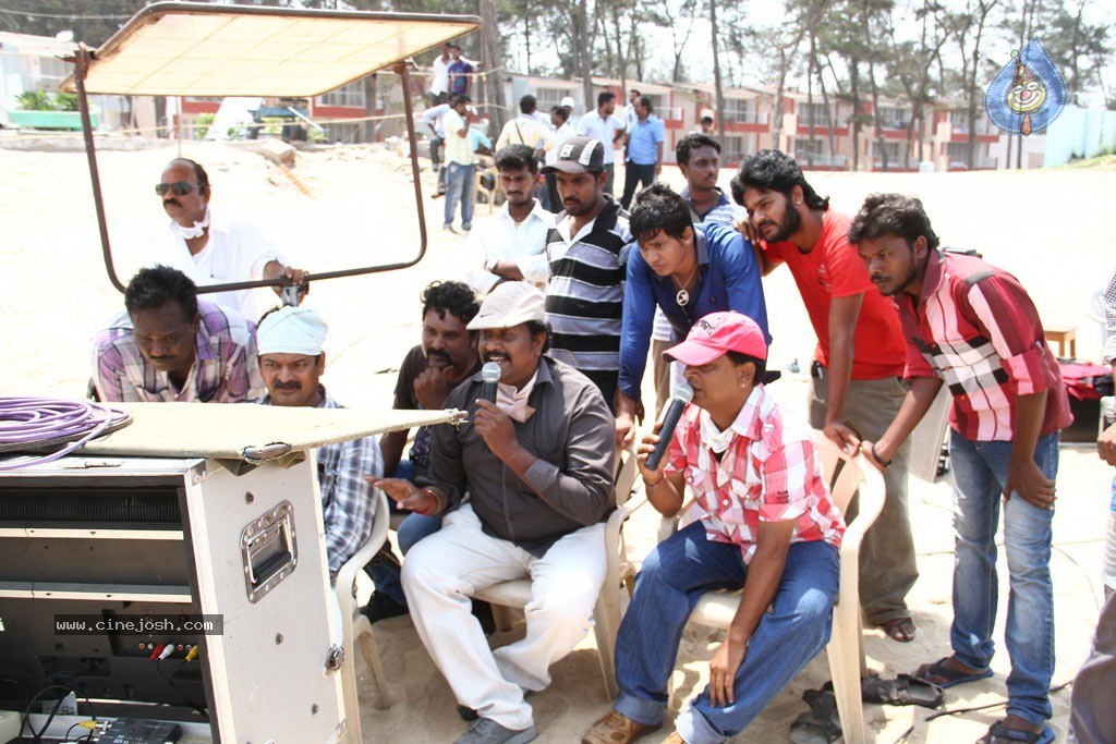 Sutta Pazham Sudatha Pazham Tamil Movie Hot Stills - 47 / 51 photos