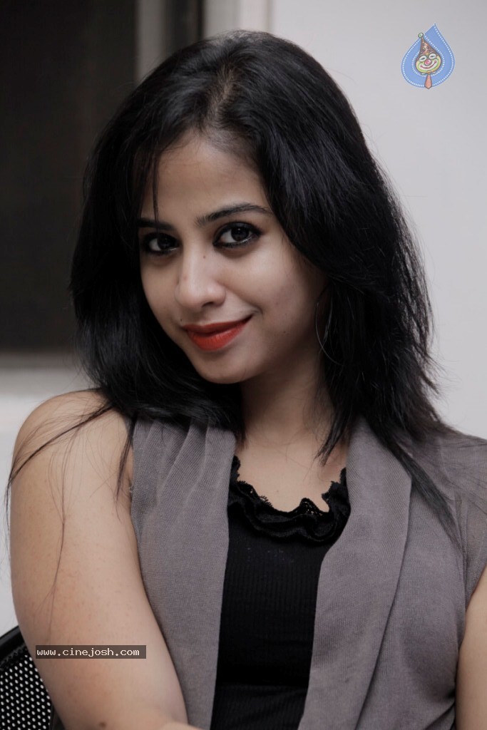 Swati Dixit Hot Stills - 26 / 73 photos